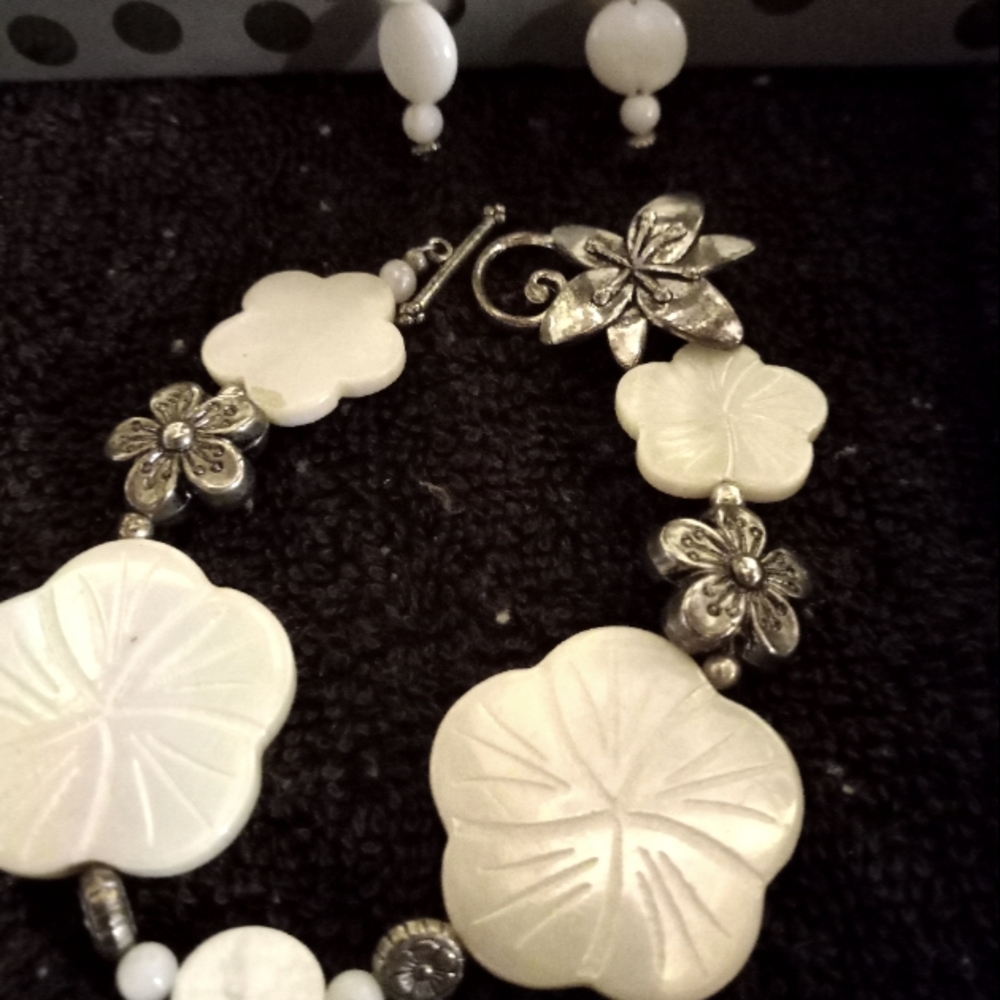 Natural Shell cream  flower 🌸 7in bracelet and matching pierced  wire earrings